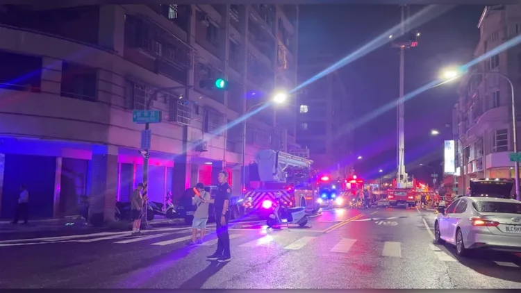 警消到場時，25歲哥哥跳樓逃生，送醫後不治，火滅後救出18歲弟弟搶命中。民眾提供