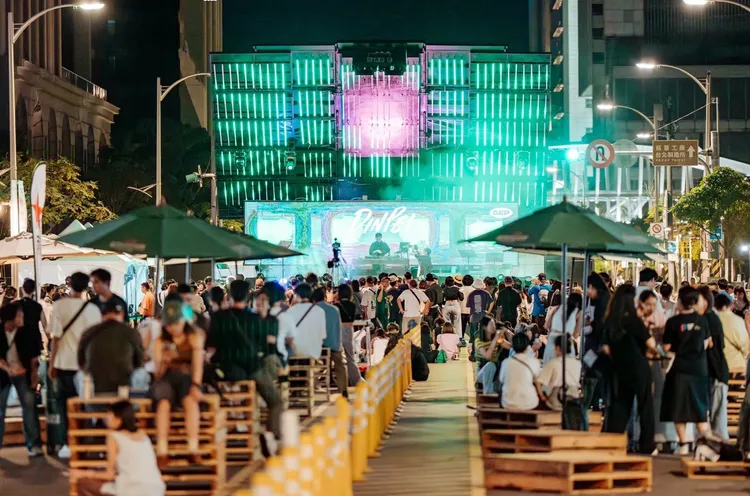 入住「漢你JAZZ夜夏」住房專案，就送價值7776元的音樂節雙日票兩張。台北漢來大飯店提供