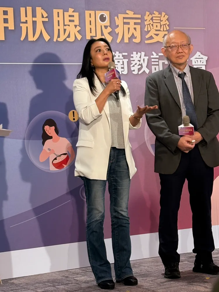 高慧君（左）與主治醫師蔡傑智分享診療歷程。王思穎攝