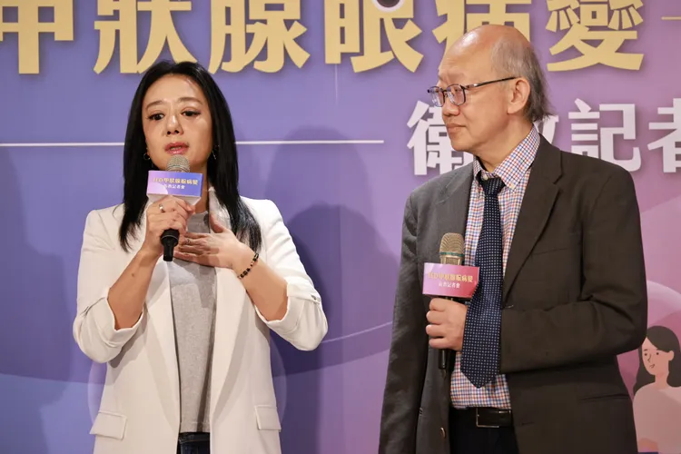 高慧君（左）與主治醫師蔡傑智分享診療歷程。TED 甲狀腺眼病變衛教記者會提供
