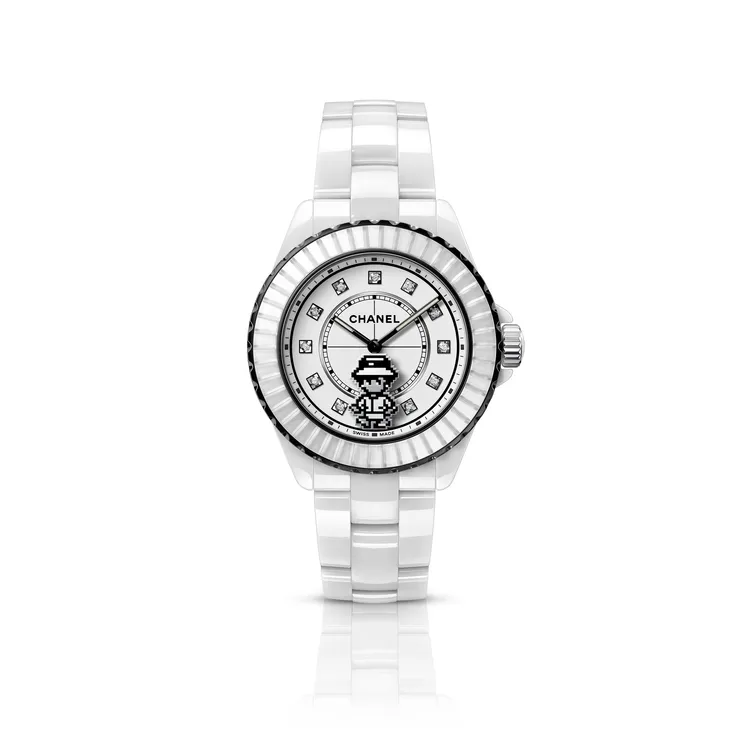 香奈兒J12 COCO GAME Caliber 12.1 38毫米腕錶，38mm，白色高抗磨陶瓷與黑色塗層精鋼錶殼，白漆錶盤（鑲嵌12顆總重約0.09克拉鑽石），白色高抗磨陶瓷錶帶，Caliber 12.1自動上鍊機芯，動力儲存約70小時，防水深度200米，43萬9000元。品牌提供