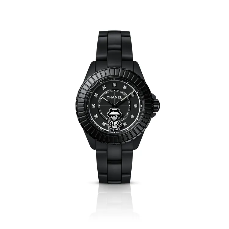 香奈兒J12 COCO GAME Caliber 12.1 38毫米腕錶，38mm，霧面黑色高抗磨陶瓷與黑色塗層精鋼錶殼，霧面黑色錶盤（鑲嵌12顆總重約0.09克拉鑽石），霧面黑色高抗磨陶瓷錶帶，Caliber 12.1自動上鍊機芯，動力儲存約70小時，防水深度200米，43萬9000元。品牌提供