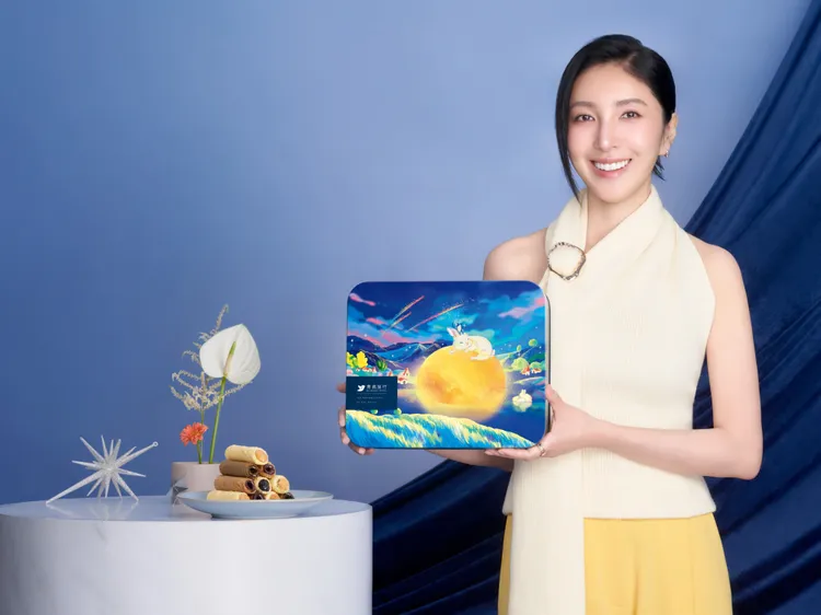 青鳥旅行今年再度攜手品牌代言人楊謹華。業者提供