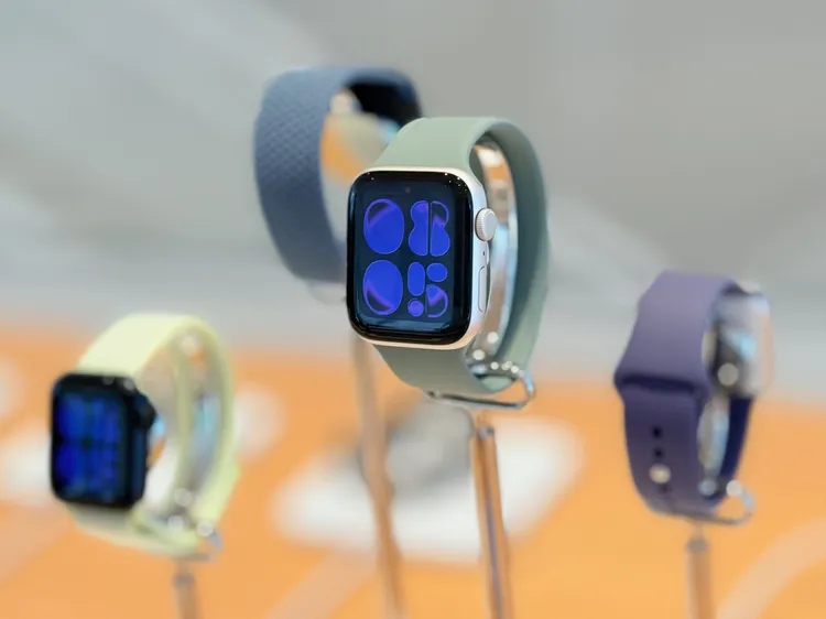 Apple Watch可協助爸爸掌握心率、睡眠等日常健康資訊，並透過運動紀錄、跌倒偵測與緊急SOS功能，兼顧健康管理與外出安全。趙筱文攝