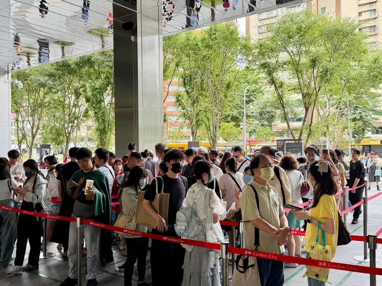 遠東GARDEN CITY今全區開放，新開幕商場「莫內花園」排隊人潮。