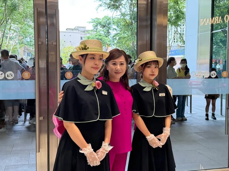 遠東SOGO百貨董事長黃晴雯（中）今開門迎客。莊偉祺攝