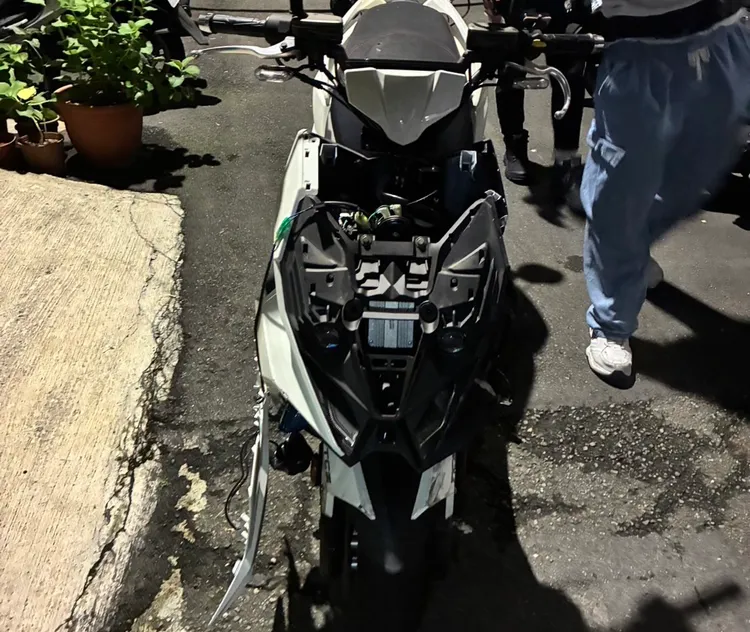 巡邏警機車遭撞受損。翻攝畫面