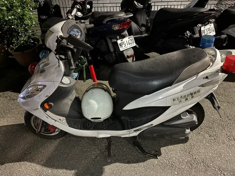 巡邏警機車遭撞受損。翻攝畫面