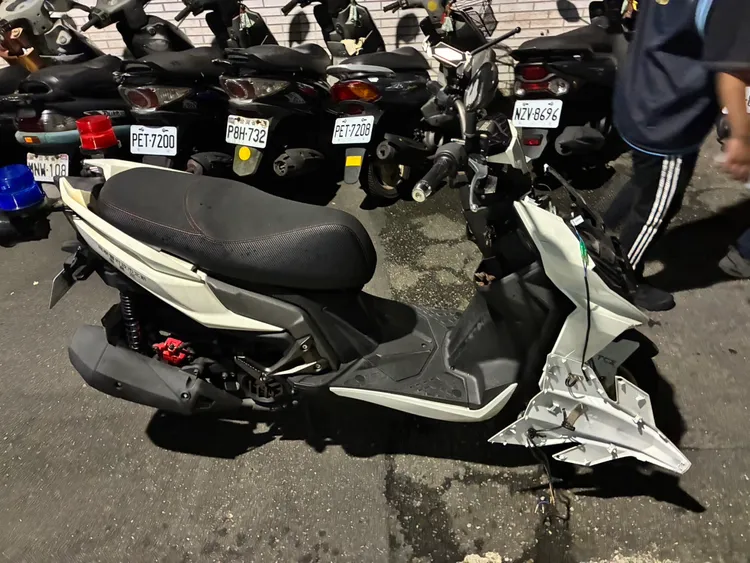巡邏警機車遭撞受損。翻攝畫面