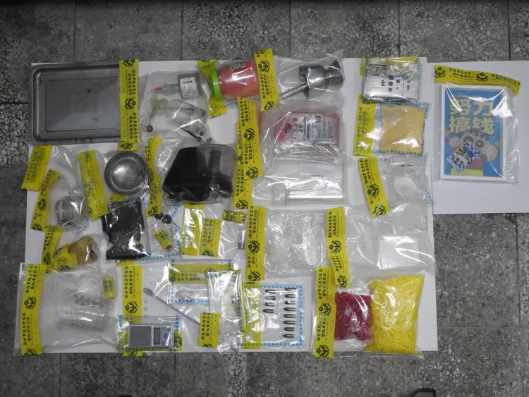 警方突擊桃園市一棟商辦大樓內出租套房，破獲地下製毒工廠，起獲市價約300萬大麻煙油及煙彈。翻攝畫面