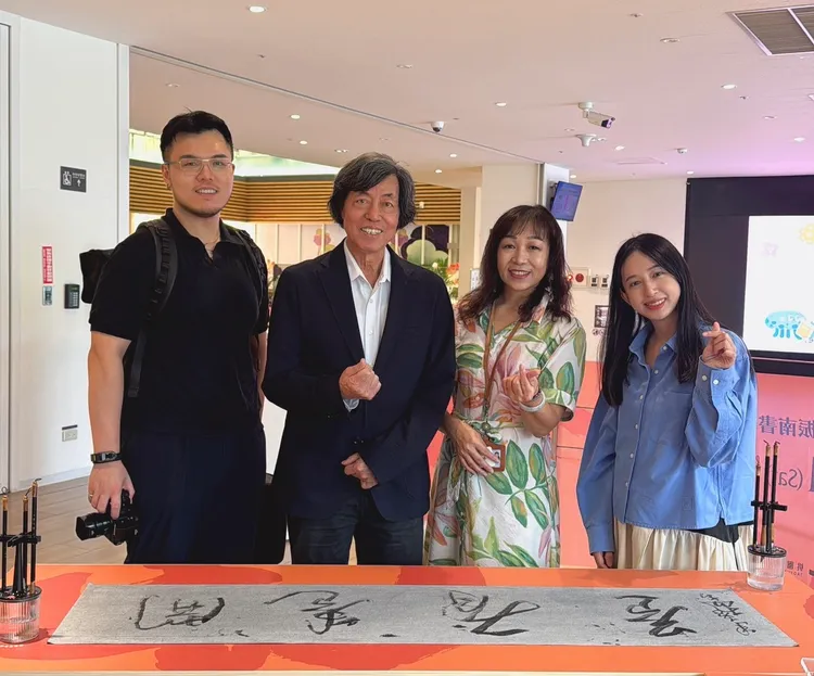 朱振南老師(左二起）、桃園市立圖書館謝雪君秘書與策展團隊於體驗桌前合影。館方提供