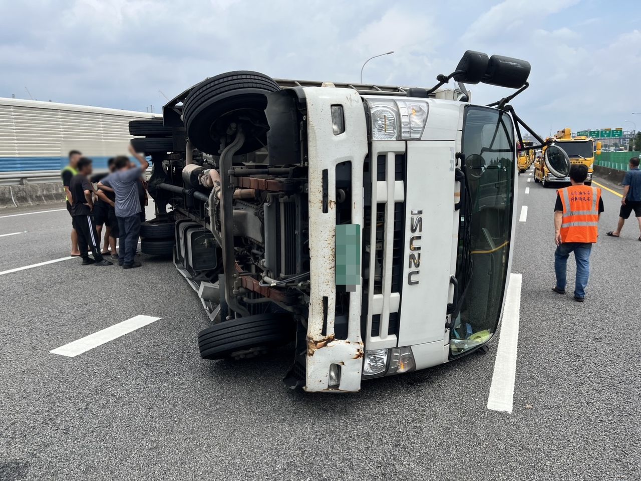 國2南桃園路段大貨車疑閃車側翻!波及小貨車 女駕駛受傷送醫