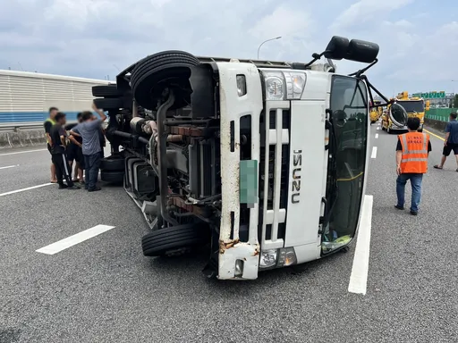 國2南桃園路段大貨車疑閃車側翻！波及小貨車　女駕駛受傷送醫