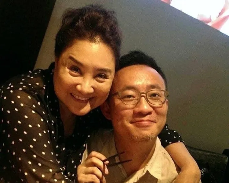 許常德（右）在陳盈潔生前多方幫助，今缺席告別式。摘自臉書