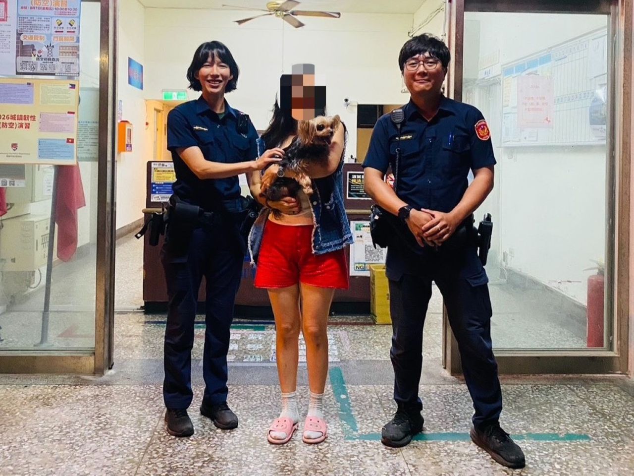 毛孩走失「自己報案協尋」!約克夏直奔派出所 員警暖心照料助團圓