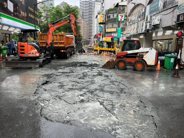 水利局調派廠商先開挖及回填。翻攝畫面