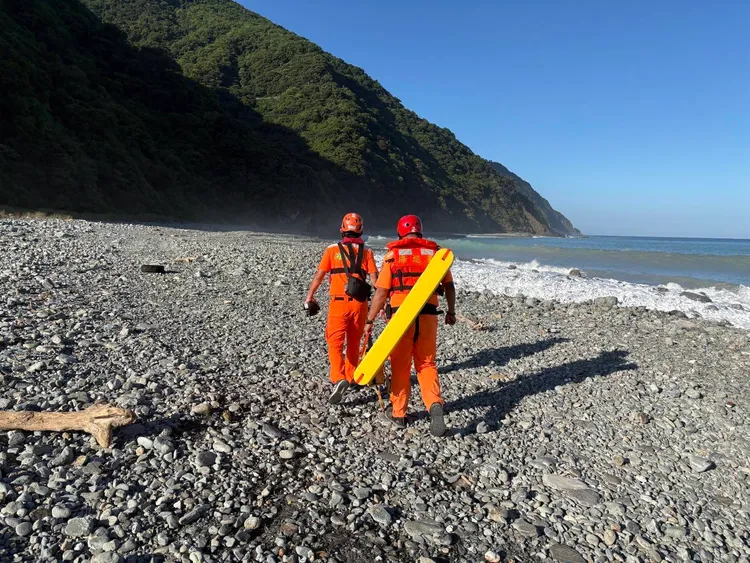 男子夜間獨自划SUP釀險，海巡提醒勿單獨出海。翻攝畫面