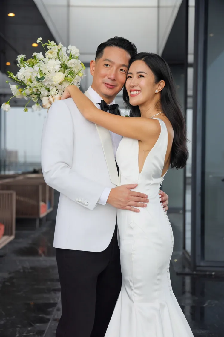 譚以欣（右）2年前穿林莉婚紗開心嫁老公徐子翔。品牌提供