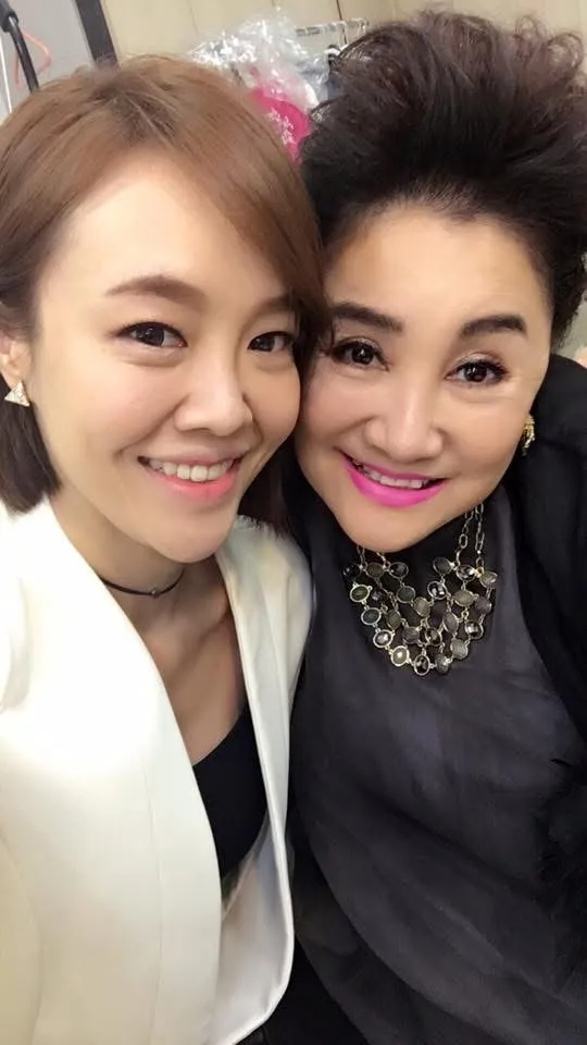陳盈潔（右）過去常帶著乾女兒張艾莉一起跑通告。摘自臉書
