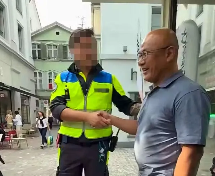 瑞士救援團體事後向陳姓民眾握手致意。翻攝自瑞士媒體《20 Minuten》