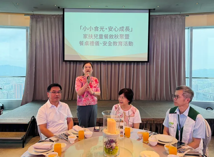 家扶童開心聚餐，海山分局警方化身安全老師教「停看聽」及婦幼自保。警方提供