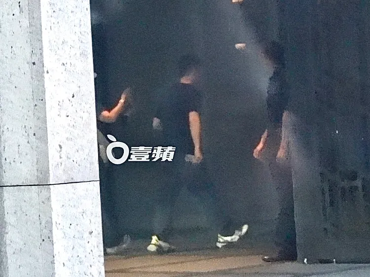 保母車停在豪宅門口，庾澄慶走進大廳返家。特勤中心攝