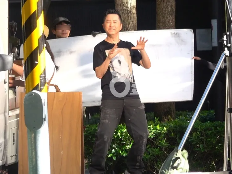 庾澄慶在大直街頭發揮音樂頑童作風。特勤中心攝