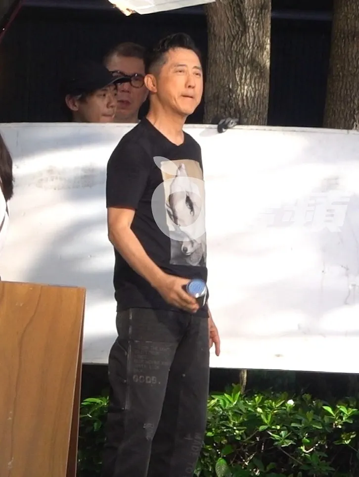 庾澄慶拿著調味罐當沙鈴搖晃。特勤中心攝