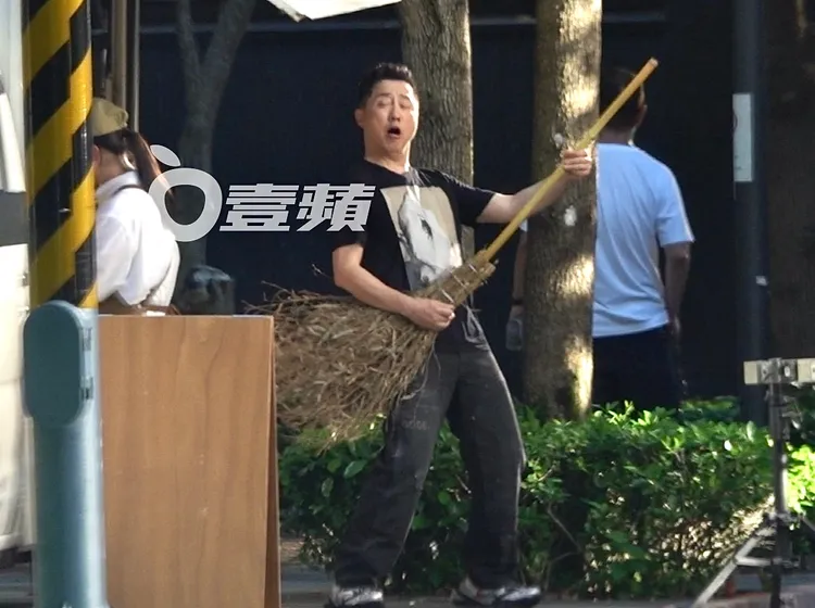 庾澄慶搞笑拿著掃帚彷彿在飆電吉他。特勤中心攝