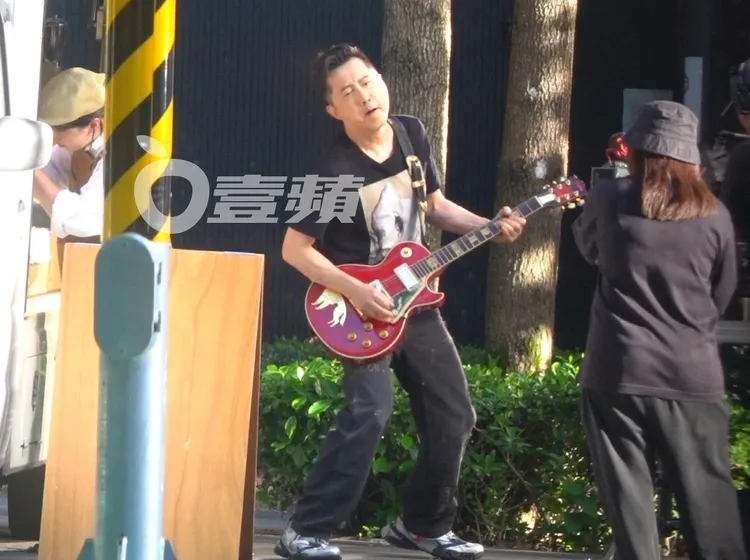 庾澄慶背起電吉他便熟練擺出Rocker姿態。特勤中心攝