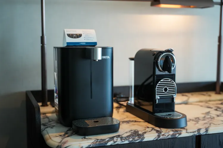 客房提供BRITA Cube-B瞬熱溫控滅菌開飲機，不主動提供瓶裝水。田欣雲攝
