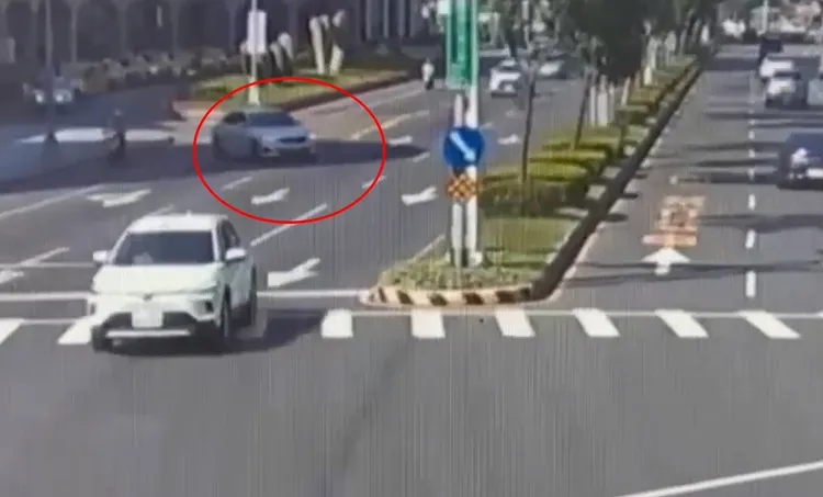 白色BMW自路邊起步後切進內線車道。翻攝畫面