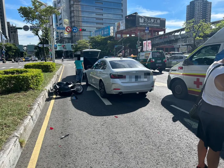 陳姓騎士送醫後不治。翻攝畫面