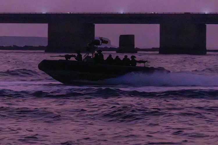 陸軍兩棲偵搜營特戰官兵搭乘海龍艇與成功艇，採海上機動及水下滲透方式接近目標離島。國防部提供