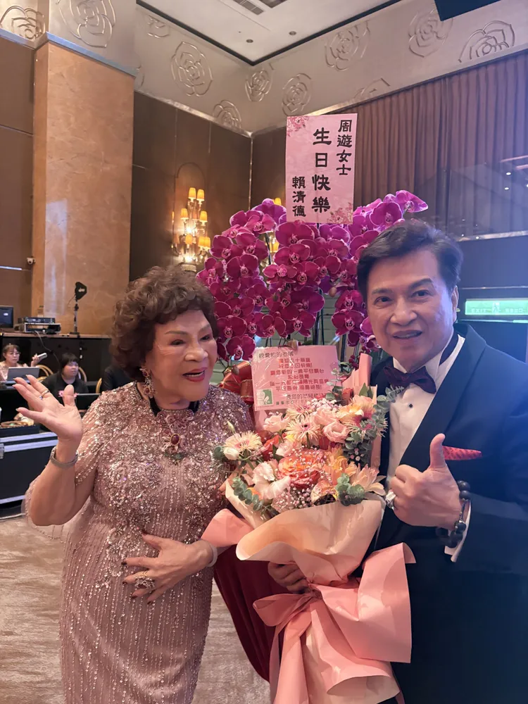 阿姑喜滋滋和老公李朝永合照。王思穎攝