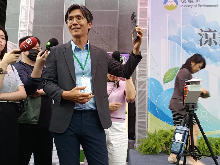成功大學建築系特聘教授林子平表示，在不適合種樹或樹木尚未成熟的都市空缺處，利用輕量遮蔭設施即時補位，以降低日射熱負荷，是保護民眾體感健康的關鍵手段。許麗珍攝