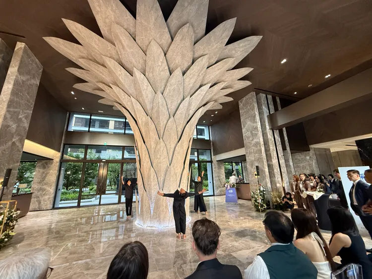 「研森」門廳由隈研吾操刀設計高度達6米「府城最美之花」，將社區質感高度跳脫區域型建設設計思維。葉家銘攝