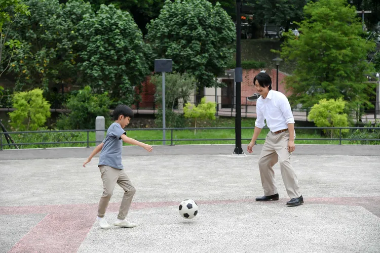 邱凱偉和戲中孩子互動。三立提供