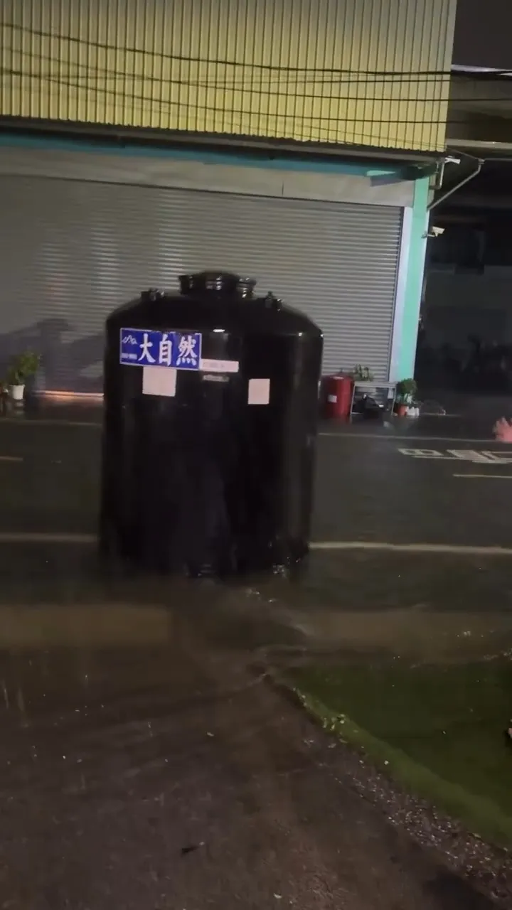 拍攝者不禁讚嘆大自然的威力，巧的是，這顆水塔正是出自「大自然公司」。