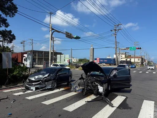左轉車遭直行車攔腰撞！　直行車駕駛受傷送醫  
