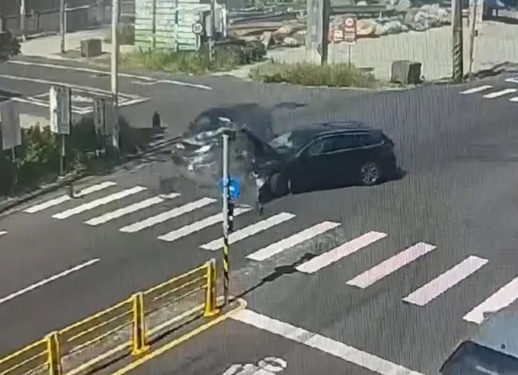 撞擊瞬間。翻攝畫面