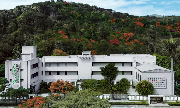 然一酒店串連金馬賓館當代美術館，從當代藝術延伸至港灣與山林景觀，開啟深度探索高雄的目的地旅程。然一酒店提供