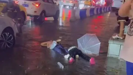 母女雨夜朝聖重慶洪崖洞　「踩積水就觸電」女兒命危