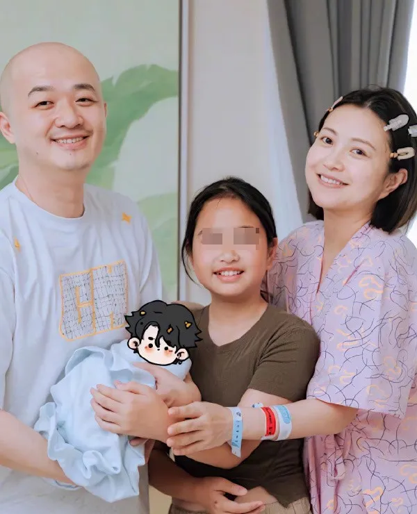 包貝爾（左）和包文婧（右）去年喜獲麟兒，湊成「好」字。翻攝微博