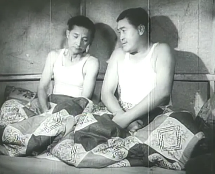 台語喜劇演員矮仔財（圖左）在《流浪補雨傘》（1966）和戽斗（圖右）默契合作雙人喜劇。國家影視聽中心提供