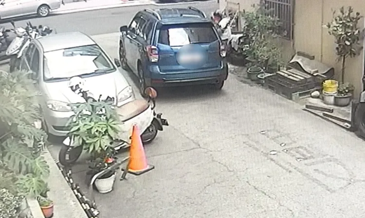 王女急著載家人出門，扶起機車後就開走，機車主人見愛車受損，氣得報警緝兇。翻攝畫面