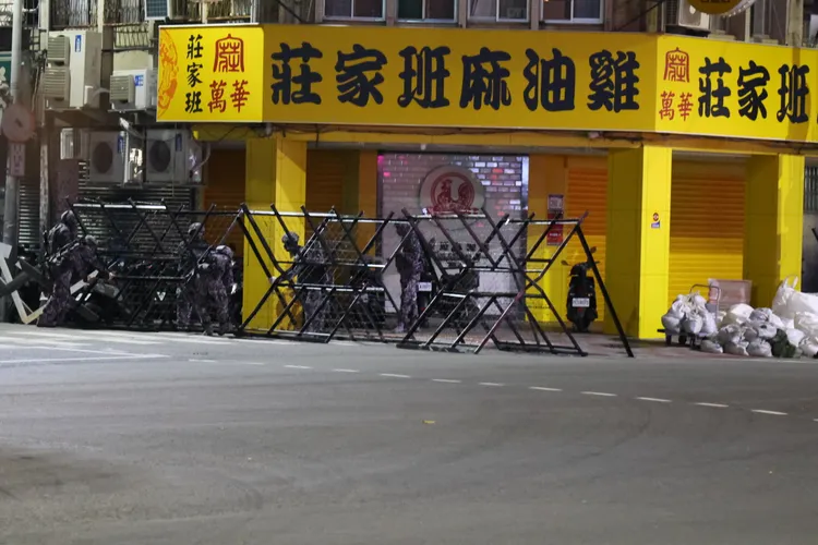 現場憲兵架設美製「HESCO bastion」（艾斯科防禦工事）等阻絕器材。記者李俊毅攝