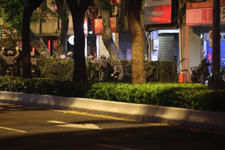 現場憲兵架設美製「HESCO bastion」（艾斯科防禦工事）等阻絕器材。記者李俊毅攝
