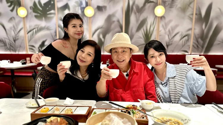 林吟蔚（左起）與媽媽陳慧娥、黃西田與女兒黃露瑤聚餐。台視提供 