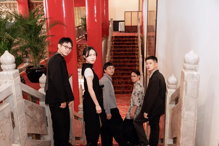 黃鐙輝自曝每天循環播放《沈默的鉅作》！大讚淺堤「台味中帶詩意」（左起吉他手紅茶﹑主唱Soham﹑貝斯手方博﹑嘉賓黃鐙輝﹑鼓手堂軒）。湯與海音樂  提供